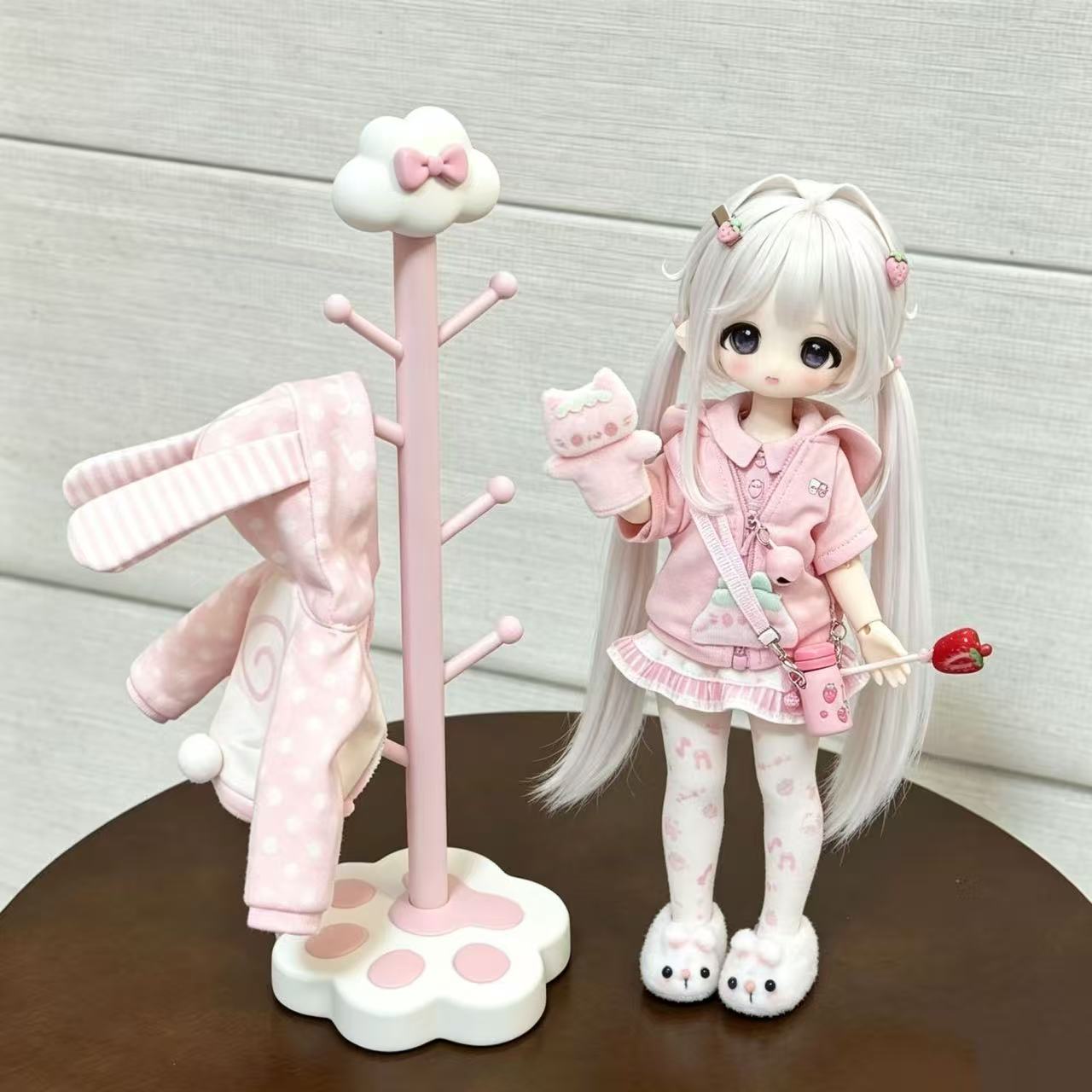 Korean Lifestyle & Kids Boutique - رف ملابس أرضي على شكل مخلب